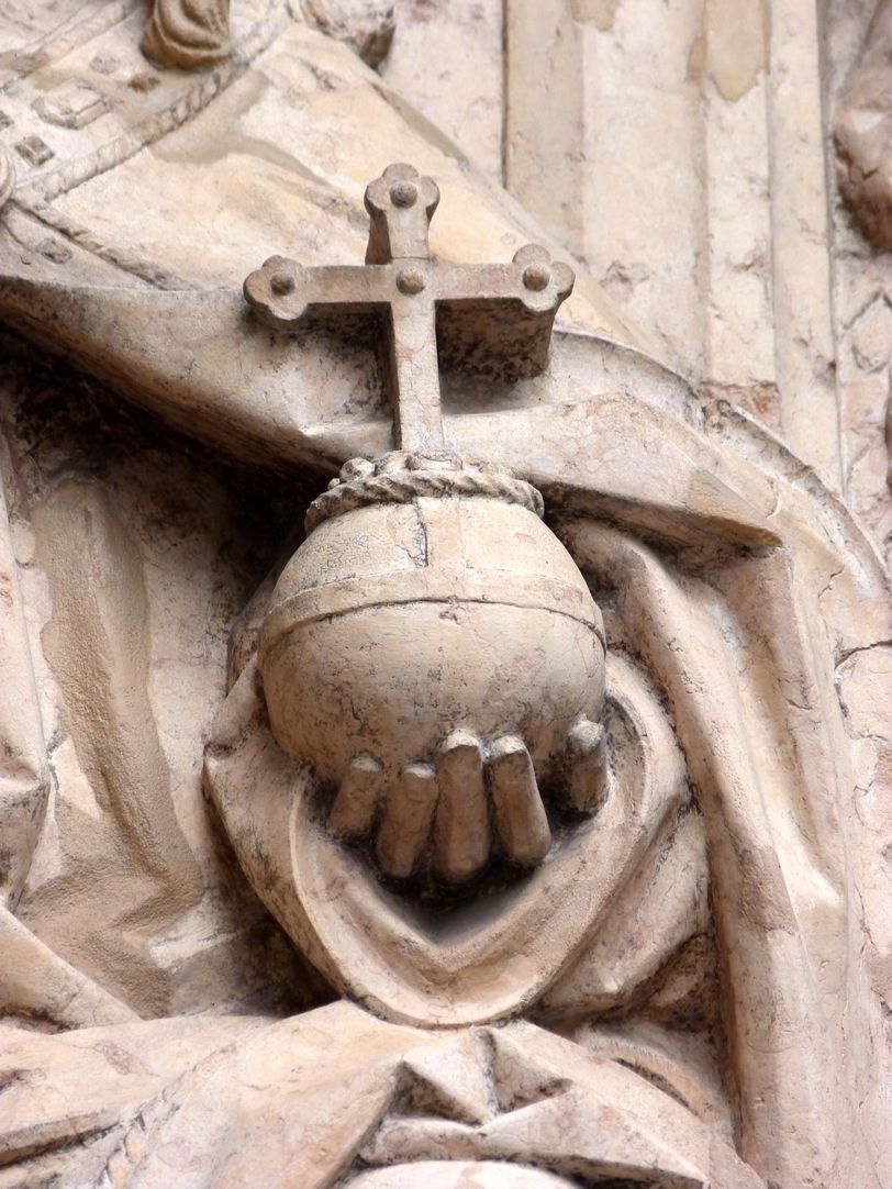 Epitaph des Kunz Horn linke Hand Gottes mit der Weltkugel