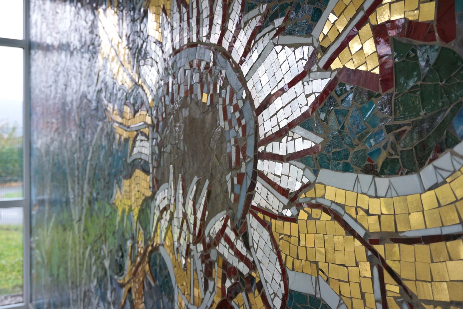 Wandmosaik Silberdistel als zentrales Motiv der Wand, Detail
