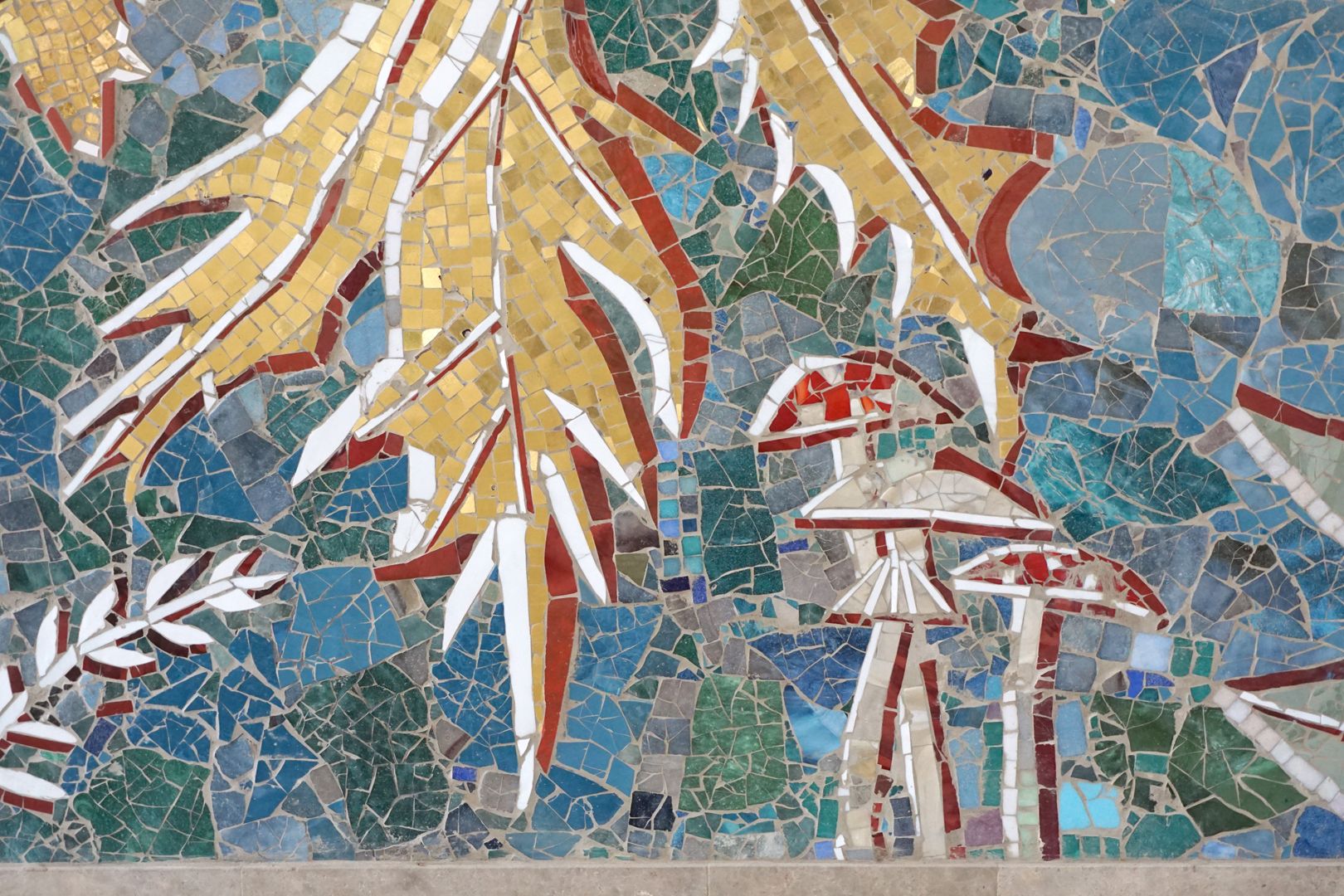 Wandmosaik Silberdistel als zentrales Motiv der Wand, unterer Abschluß mit einer Gruppe von Pilzen