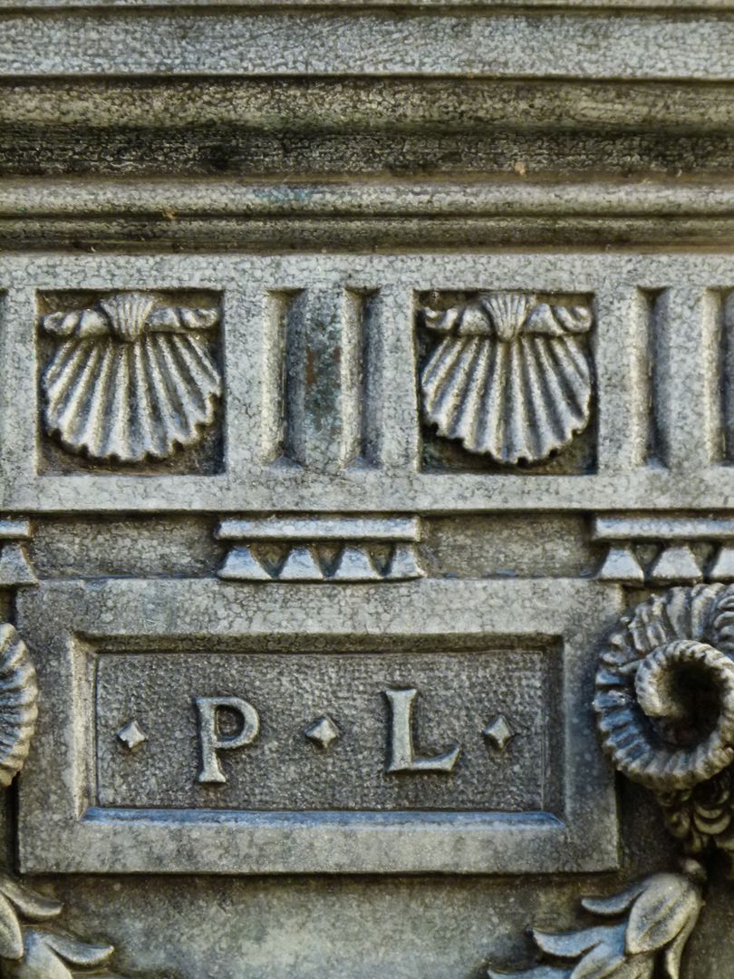 Labenwolf  Künstlersignatur am Puttobrunnen Künstlersignatur