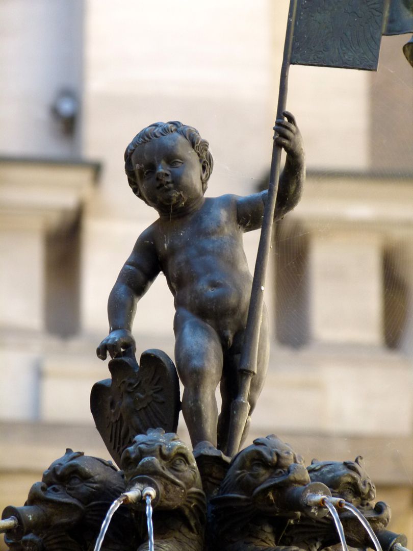 Puttobrunnen Putto von 1557 als Fahnen- und Nürnberger Wappenträger über den acht Drachenspeiern