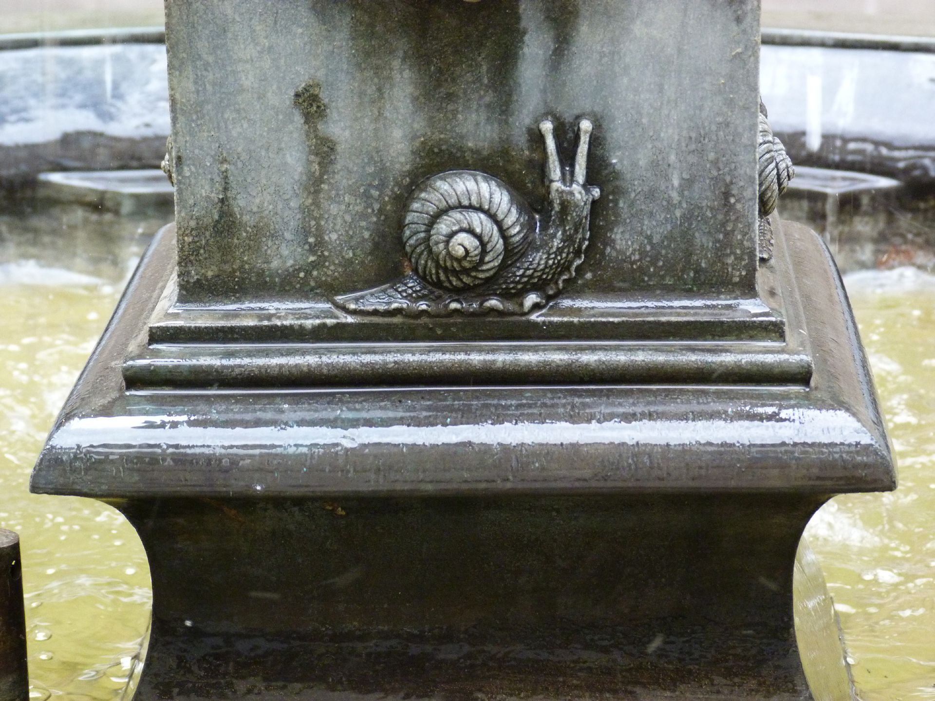 Puttobrunnen Podest mit Schnecke