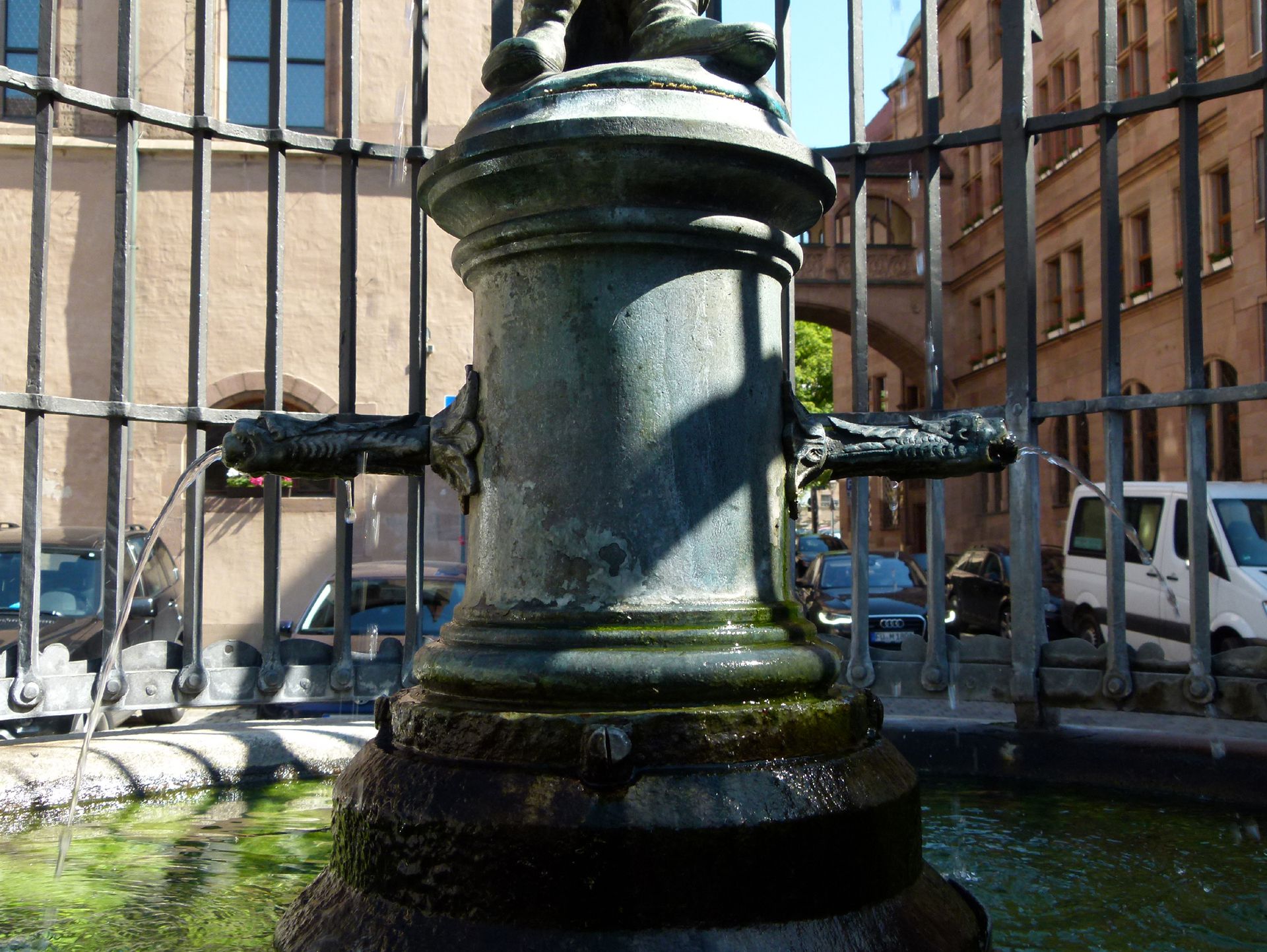 Gänsemännleinbrunnen Podest mit Wasserspeiern