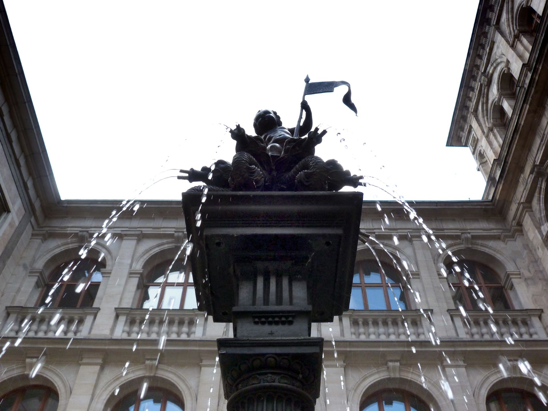 Puttobrunnen Aufsatz von 1557, Detailansicht, Putto auf acht Drachenspeier stehend, (stellvertretend für "Cerberus")