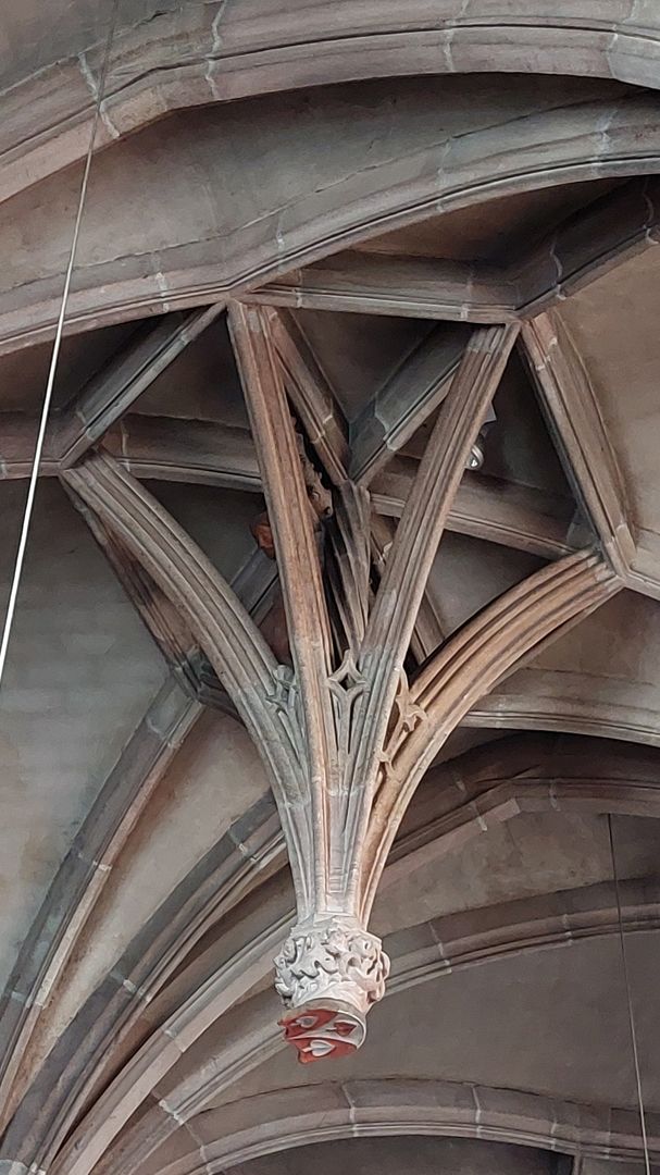 Landauersche Zwölfbrüderkapelle / Allerheiligenkapelle hängender Luftrippen-Schlussstein, innen befindet sich ein an einem Lebensbaum der gekreuzigte Jesus