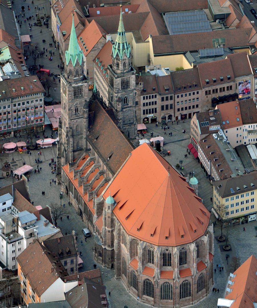 Die Lorenzkirche als Architektur Sankt Lorenz aus der Luft, von SO ausgesehen: An die Türmen schließt die Basilika an, an diese wiederum der voluminöse Hallenchor.