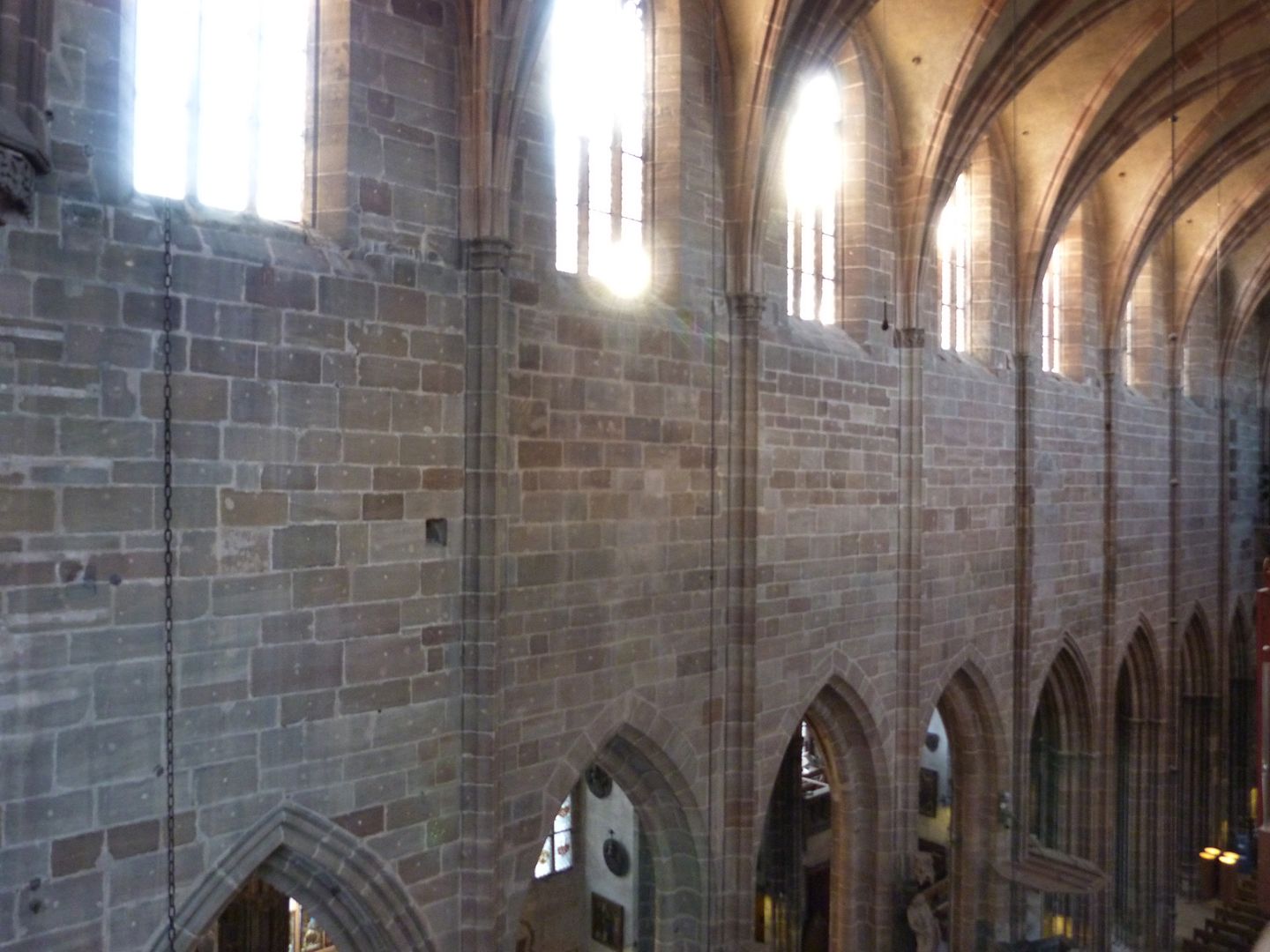 Die Lorenzkirche als Architektur Wandaufbau des Hauptschiffs, zwischen Arkaden und Obergaden massiv gemauert.