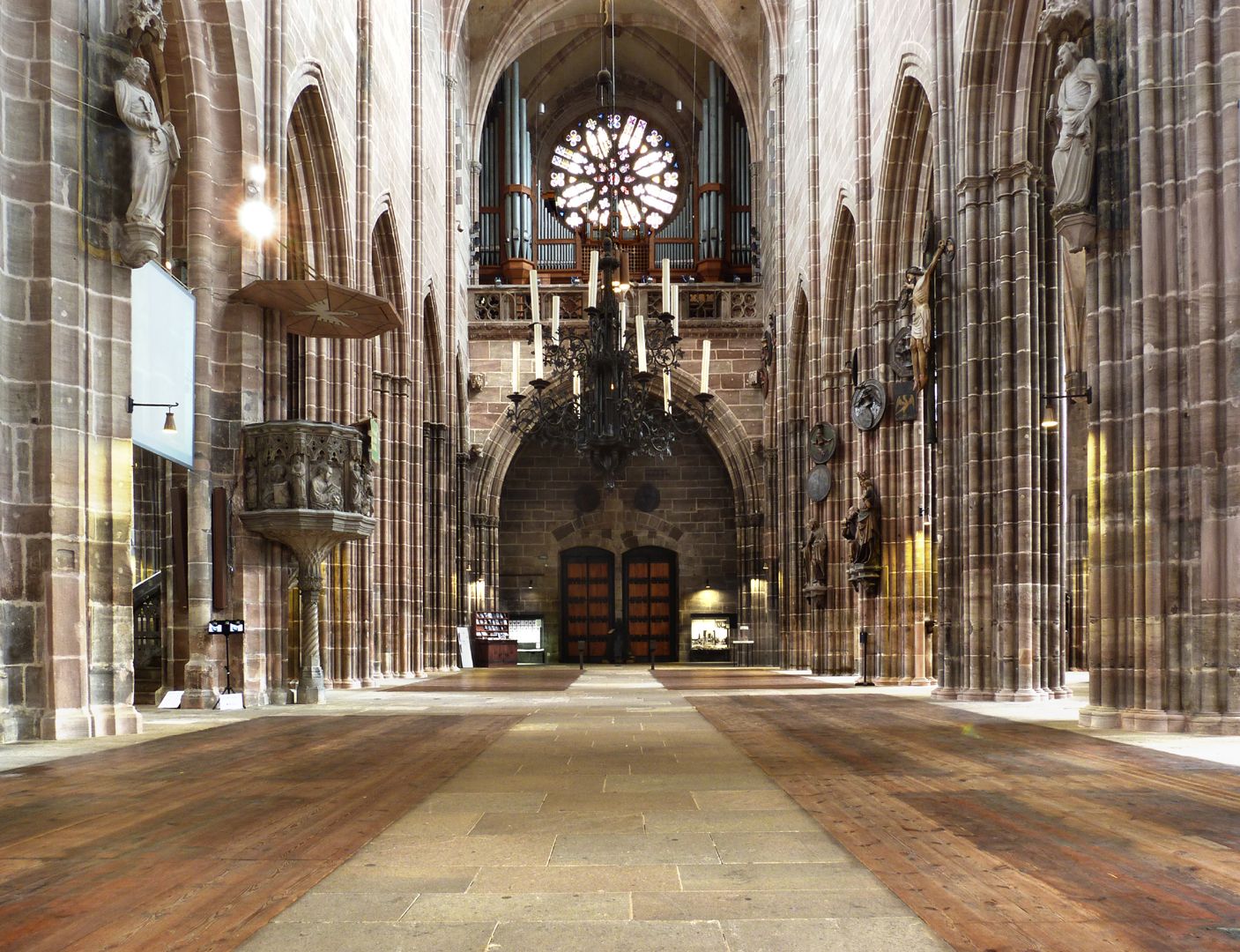 Die Lorenzkirche als Architektur Hauptschiff nach Westen.