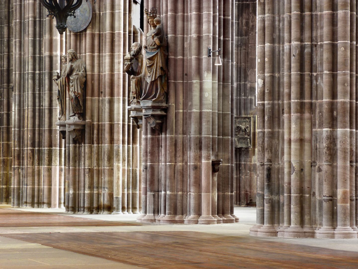 Die Lorenzkirche als Architektur Hauptschiff, rechte Pfeilerabfolge