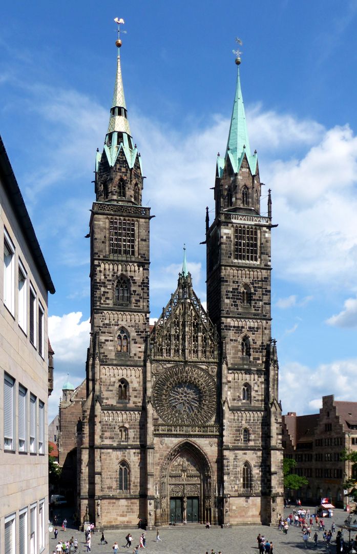 Die Lorenzkirche als Architektur Westfassade (bei Baubeginn im 13. Jahrhundert noch ohne Strebepfeiler)