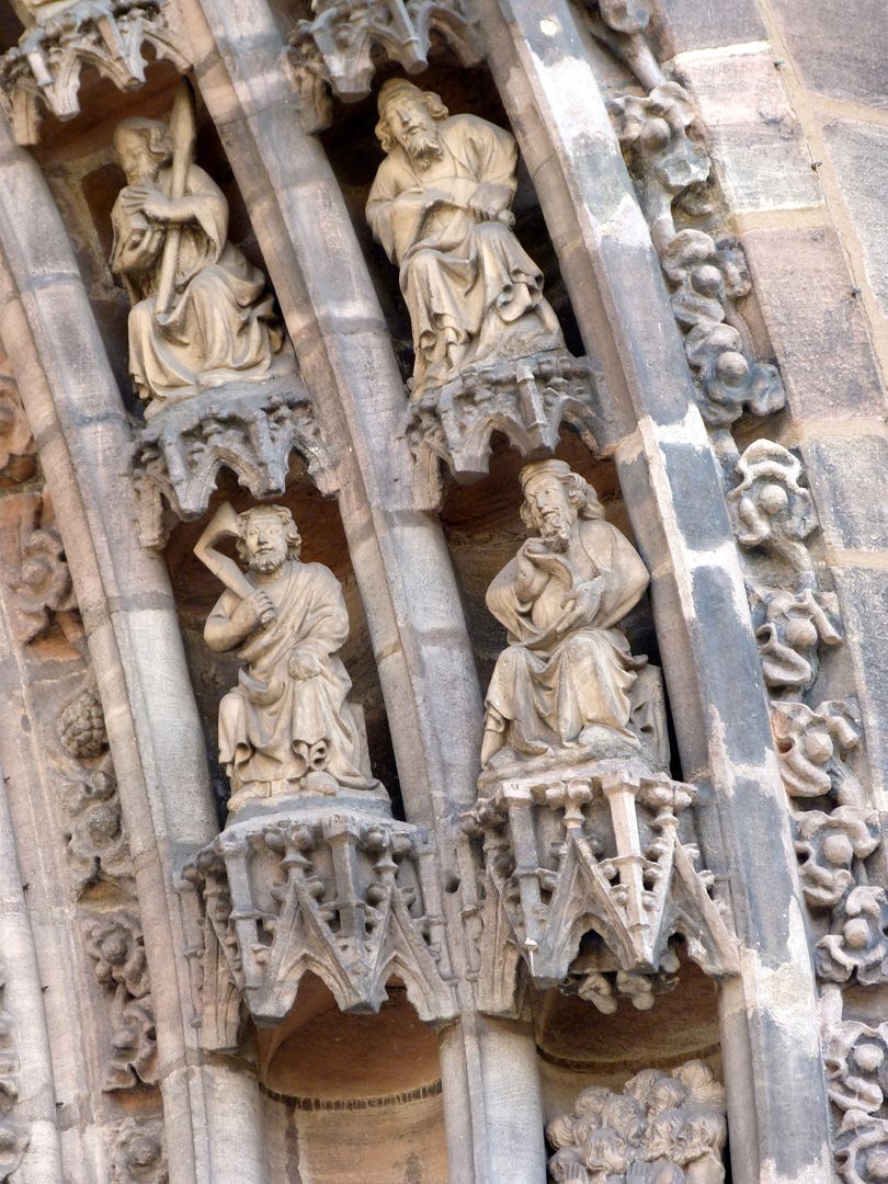Die Lorenzkirche als Architektur Hauptportal, Detail zweier Register der Archivolten: man sieht r.u. die Füße des in den Himmel aufsteigenden Christus