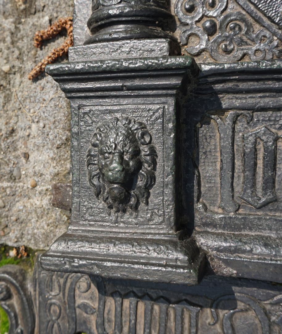 Epitaph des Lorenz Strauch Detailansicht, Säulensockel mit Löwenkopf