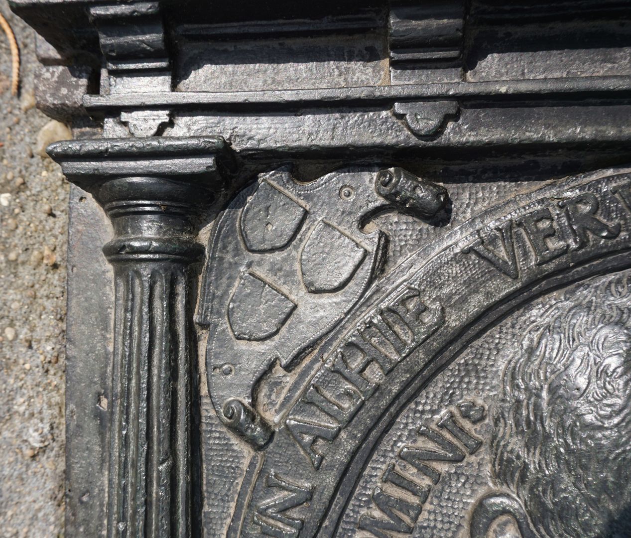 Epitaph des Lorenz Strauch Detailansicht mit Malerwappen