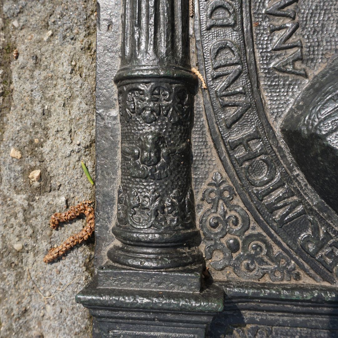 Epitaph des Lorenz Strauch Detailansicht, zusätzliche Verzierung der Säule mit Zierbändern und Putto
