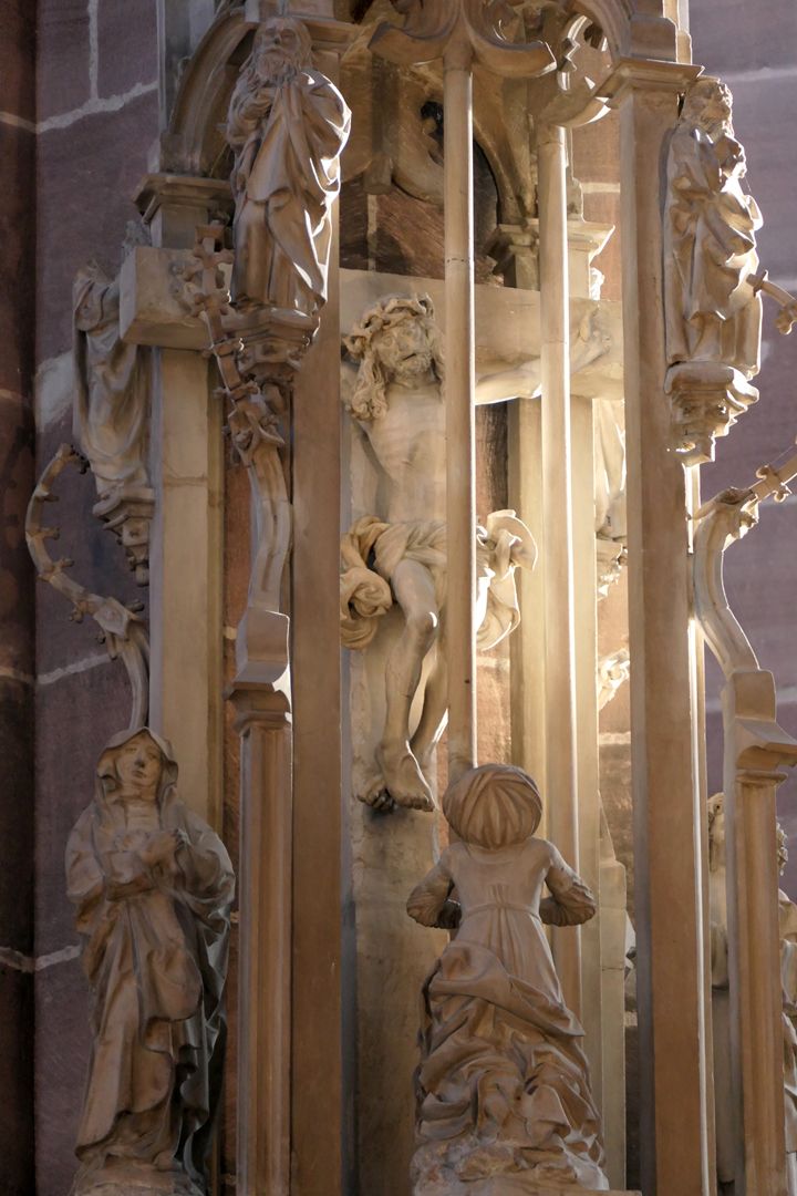 Sakramentshaus Gesprenge: Etage mit dem Gekreuzigten und Assistenzfiguren