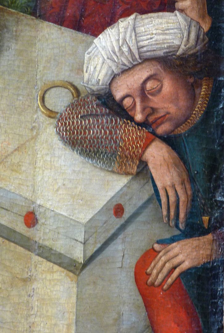 Wolfgangsaltar schlafender Wächter am rechten Bildrand der Mitteltafel