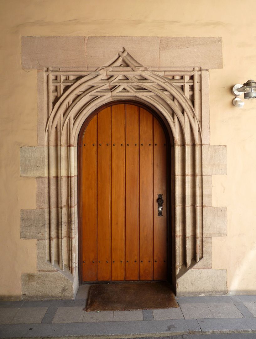 Lorenzer Pfarrhof Durchfahrt, Kopie des Nordportals der Landauerschen Zwölfbrüderkapelle