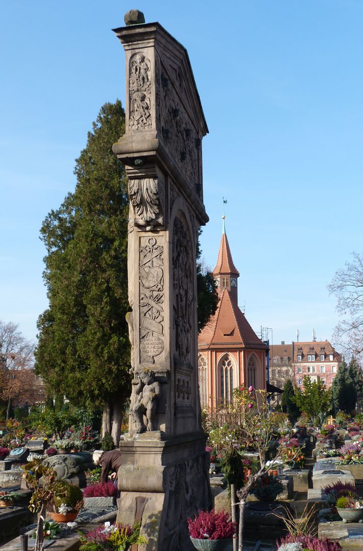 Gedächtnisstein des Wolfgang Müntzer Seitenansicht mit Johanniskirche
