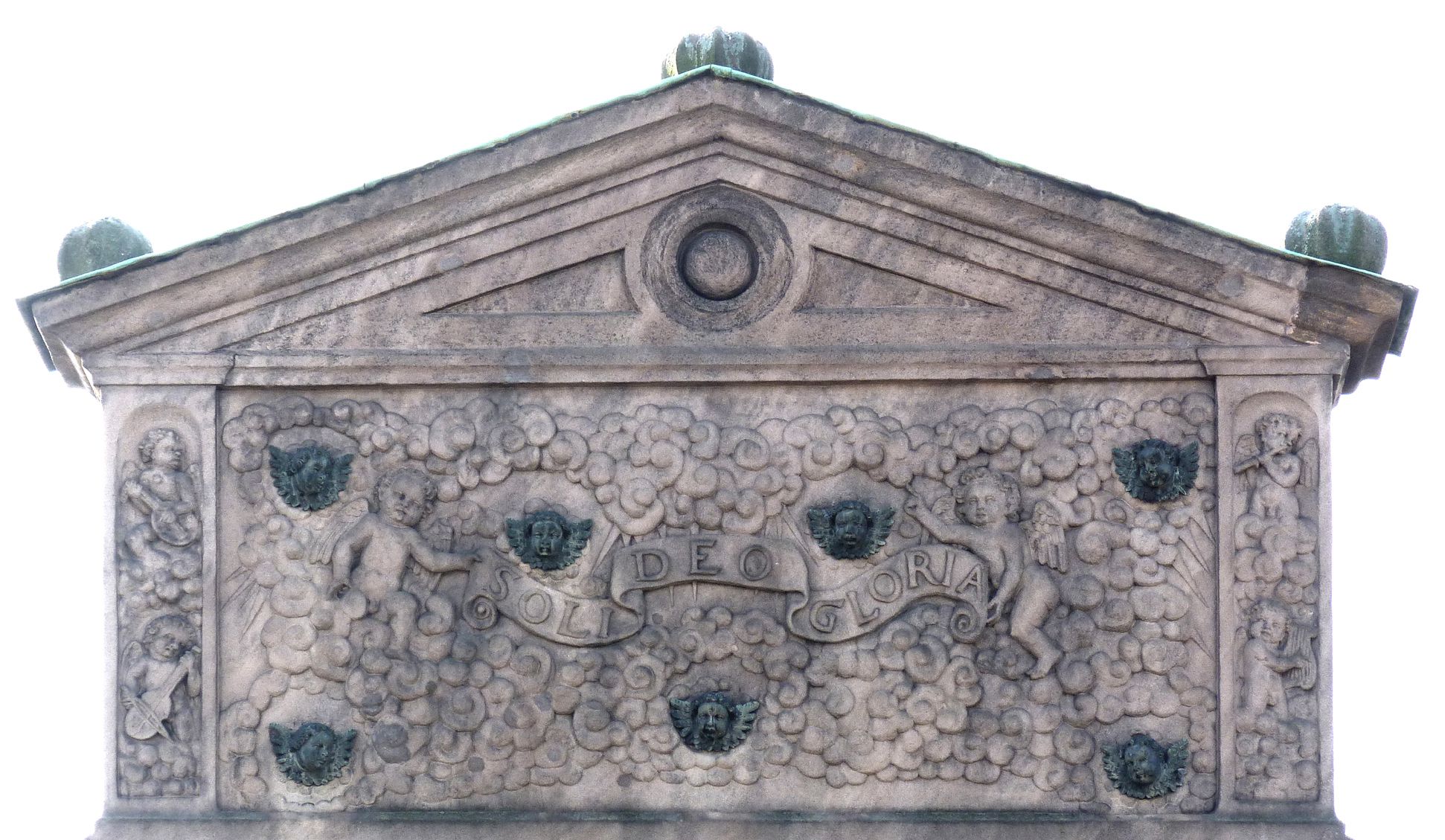 Gedächtnisstein des Wolfgang Müntzer Rückansicht, Ädikula mit bronzenen Engelsköpfen und Spruchband