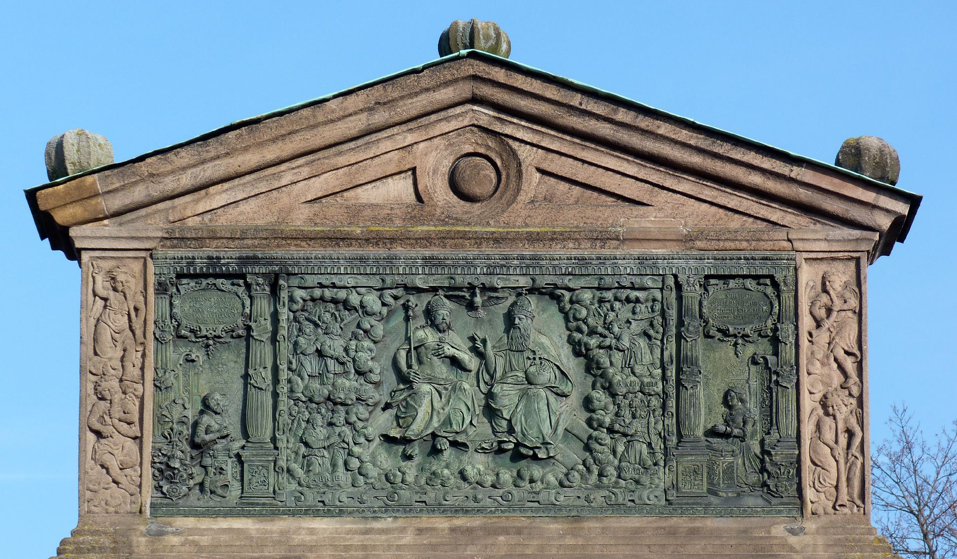 Gedächtnisstein des Wolfgang Müntzer Ädikula, Bronzerelief mit der Dreieinigkeit, seitlich Vater und Schwester des Wolfgang Müntzer. Das Gussmodell zu der Bronzeplatte befindet sich in der Berliner Skulpturensammlung (vgl. Kammel, Anzeiger des GNM 1996, S. 202).