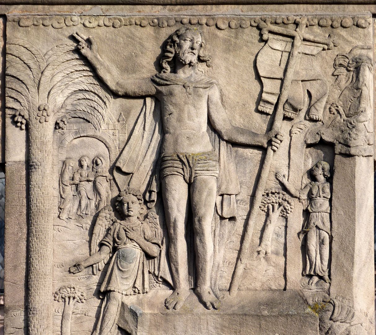 Gedächtnisstein des Wolfgang Müntzer Hauptplatte, Der auferstandene Christus mit der Fahne als Symbol des Sieges über den Tod