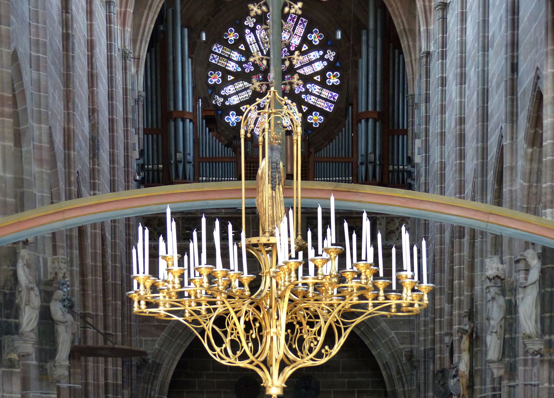 Marienleuchter Blick aus dem Hallenchor ins Langhaus mit Regenbogen