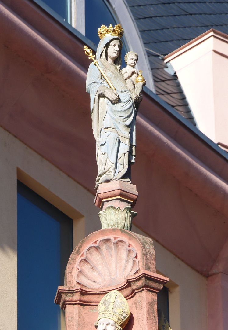 Mainzer Marktbrunnen Bekrönende Marienstatuette