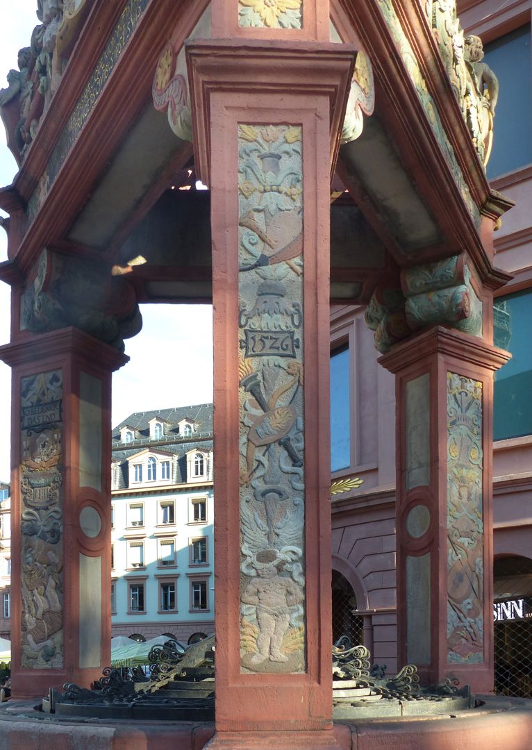 Mainzer Marktbrunnen Ansicht der Brunnenpfeiler von Südost