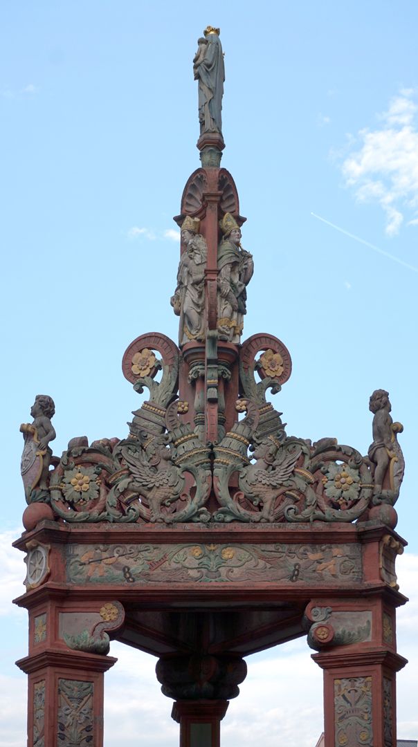 Mainzer Marktbrunnen Brunnenbekrönung von Osten