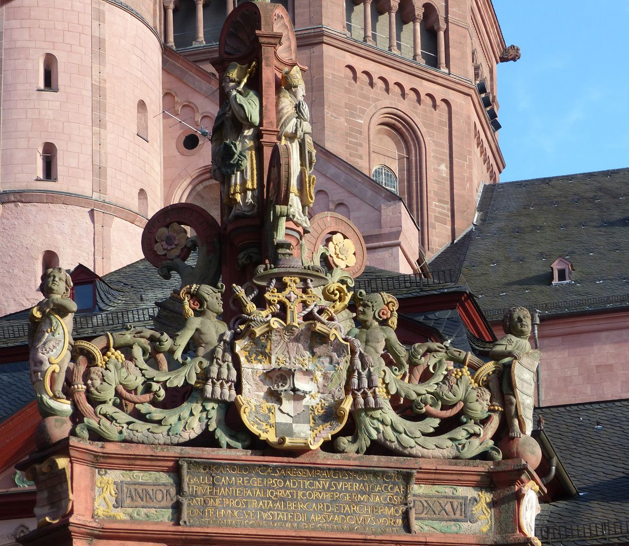 Mainzer Marktbrunnen Ansicht der Brunnenbekrönung von Nord mit Wappen Kardinal Albrechts von Brandenburg, Erzbischof von Mainz