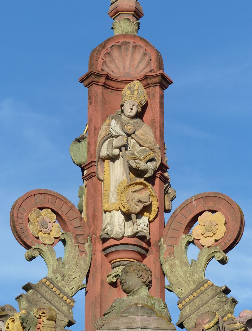 Mainzer Marktbrunnen Ansicht von Westen, Detail der Bekrönung