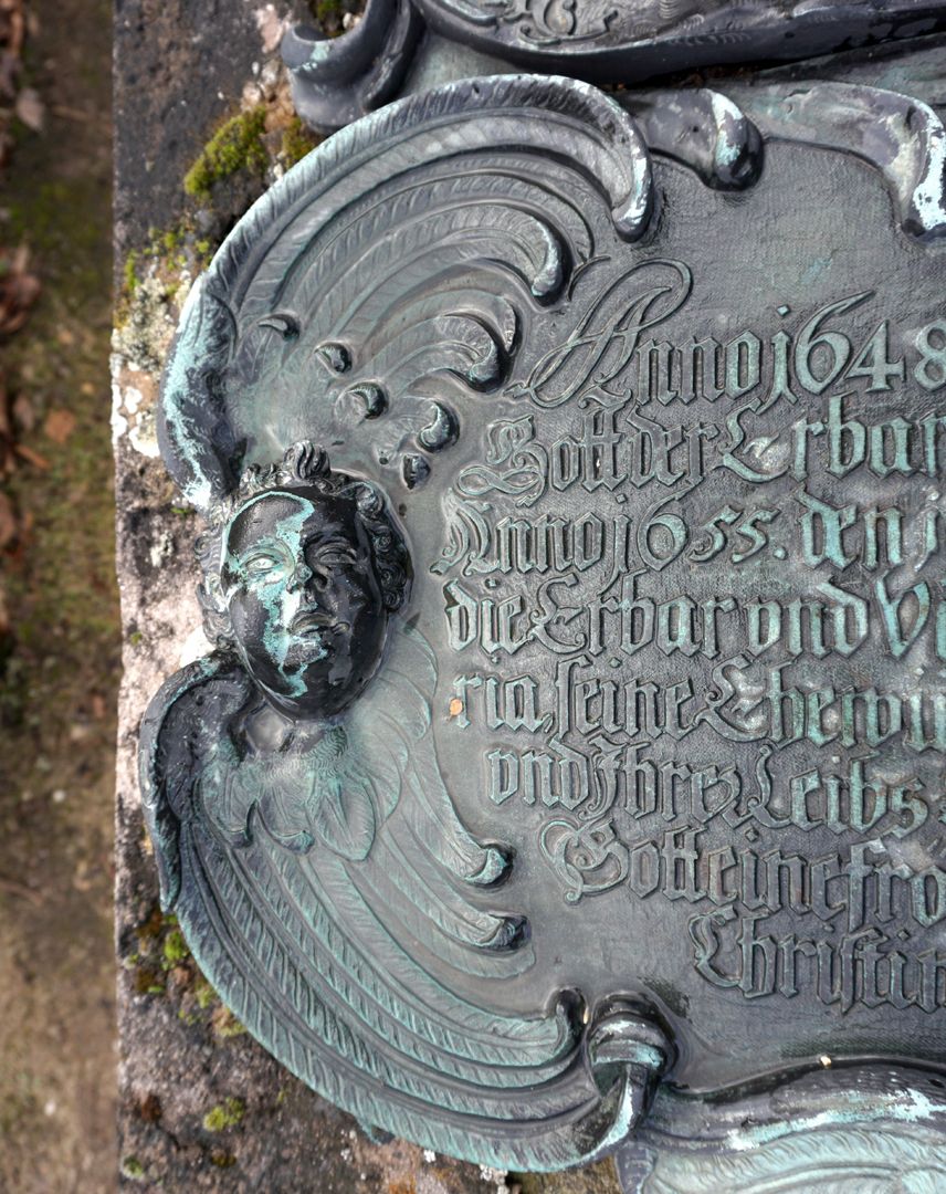 Epitaph für Martin Jahn und sein Frau Maria, geborene Loß (Löß) ein geflügelter Engelskopf bildet die Umrandung der unteren Kartusche