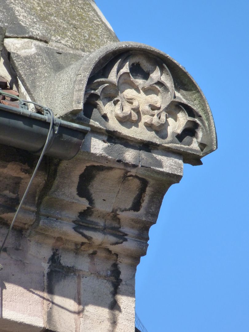 Mauthalle Giebelfuß mit Halbkreis in Blendmaßwerk