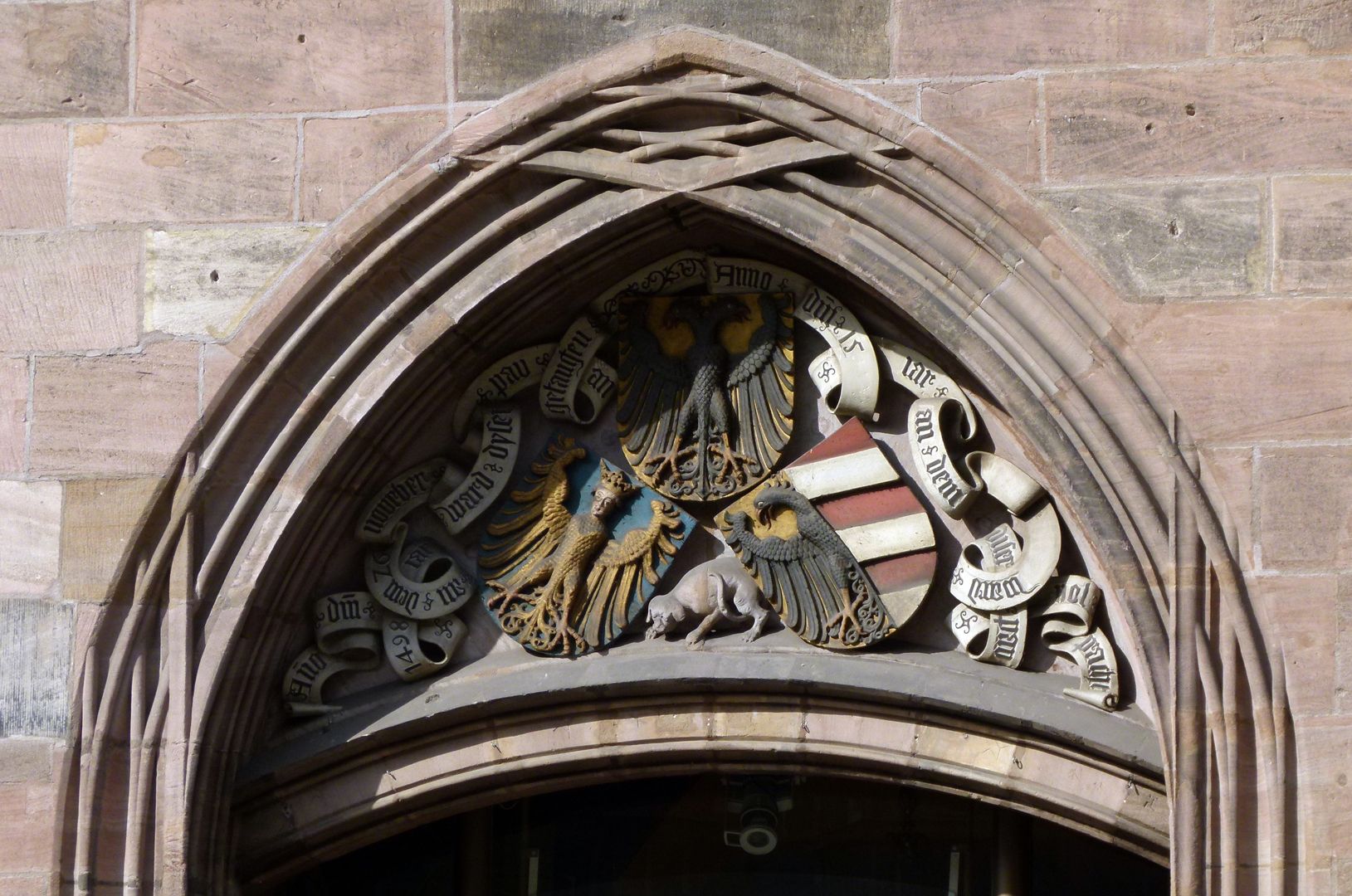 Mauthalle Tympanon des Ostportals mit Wappendreiverein (Adam Kraft)