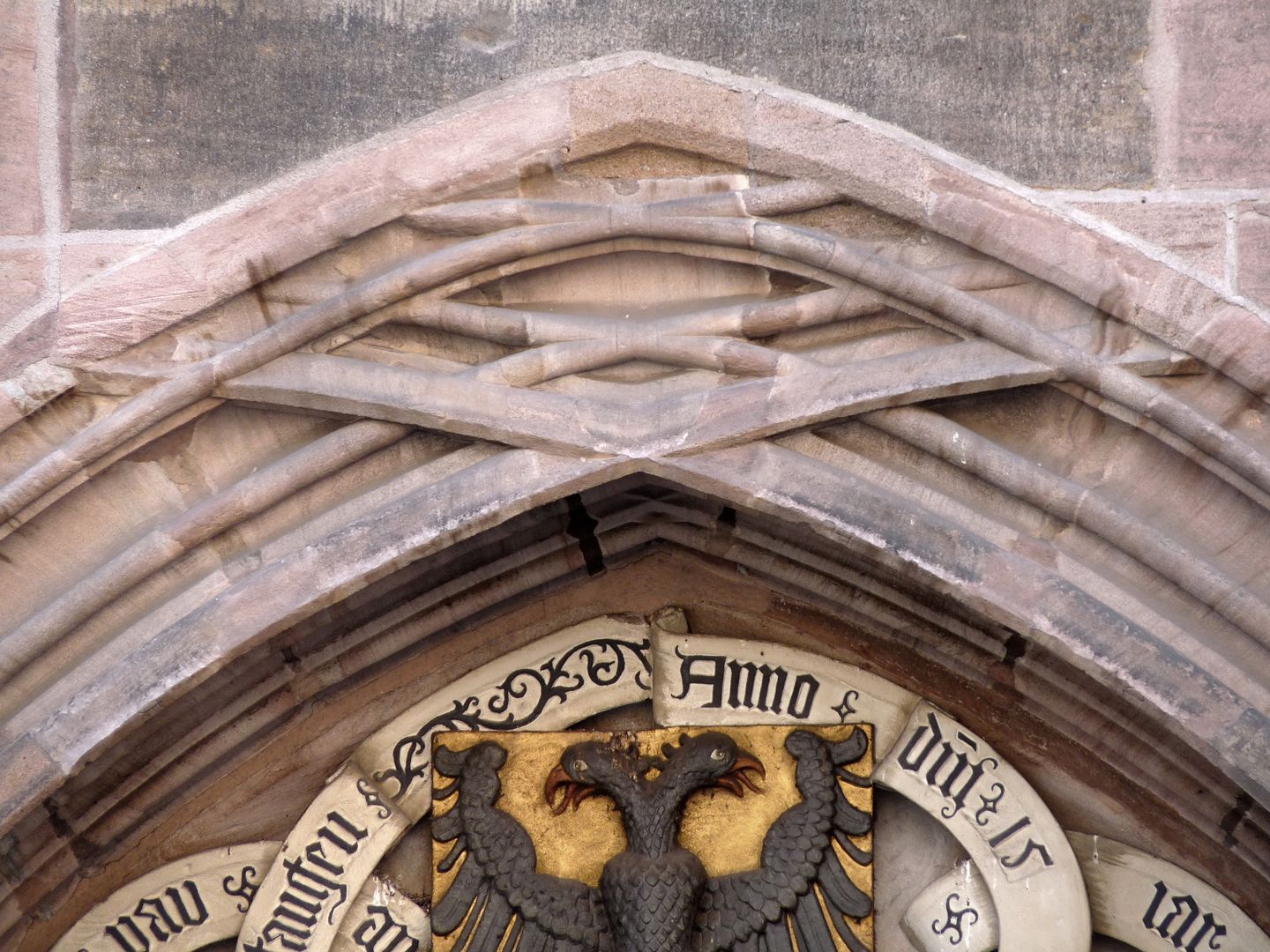 Mauthalle Typanon des Ostportals, Detail der Überstabung