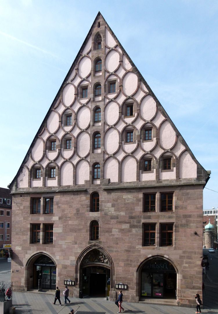 Mauthalle Giebelseite mit backsteinernem Maschwerk, 	Erdgeschoss 1898 bis auf das mittlere Portal umgestaltet