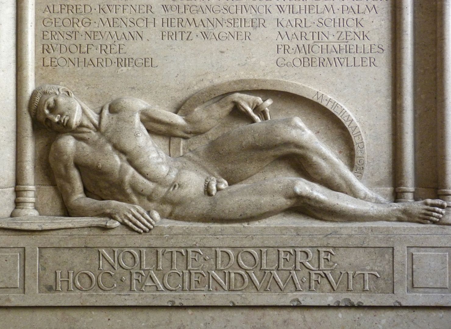 Gedächtnistafel für die toten Helden sterbender Krieger über der lateinischen Inschrift