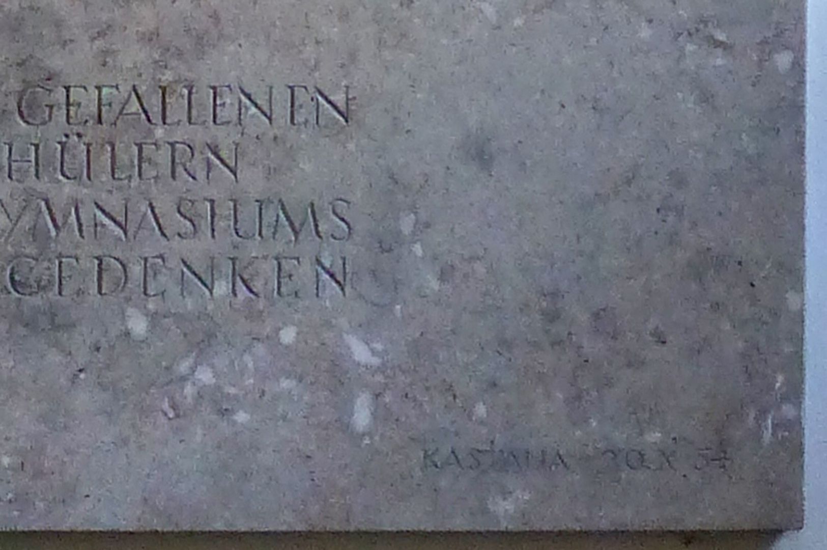 Gedächtnistafel für die toten Helden untere Inschrift von 1954 vom Literarischen Kranz „Kastalia“ am Melanchthon-Gymnasium in Nürnberg