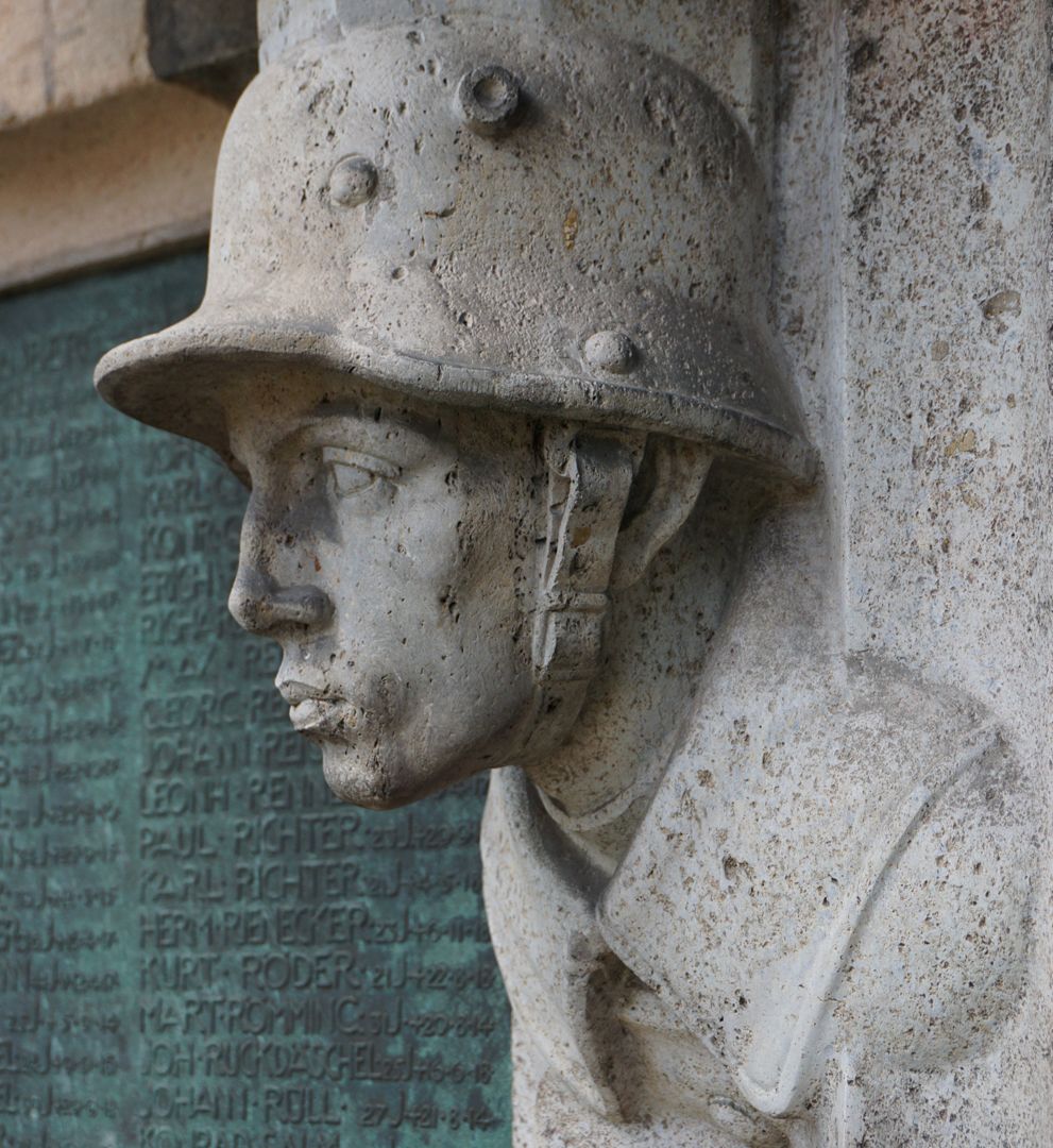 Kriegerdenkmal Soldat mit Stahlhelm, seitliche Ansicht