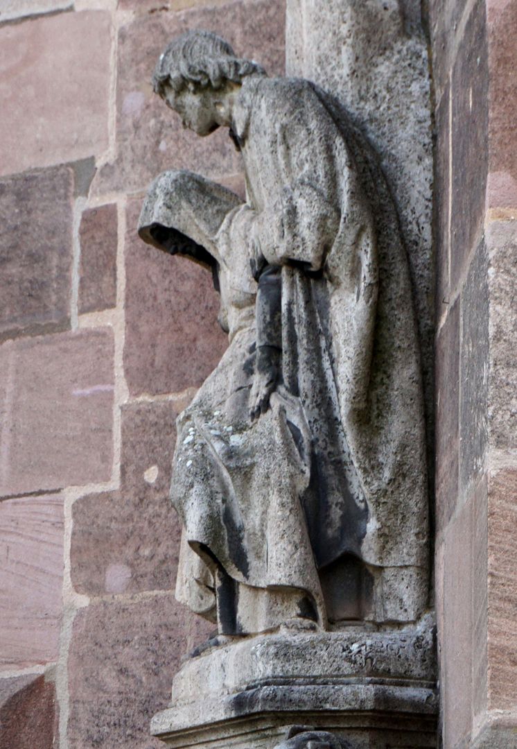 Kriegerdenkmal Kreuzigungsgruppe, Johannes stützt Maria, seitliche Ansicht