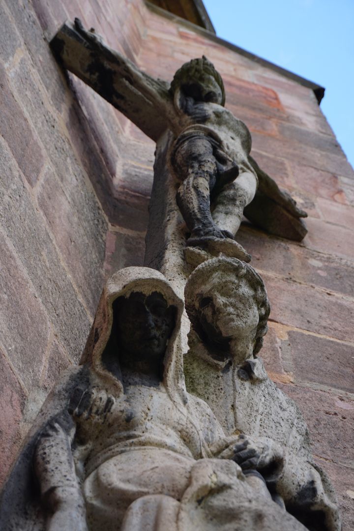 Kriegerdenkmal Kreuzigungsgruppe, Detail aus seitlicher Untersicht