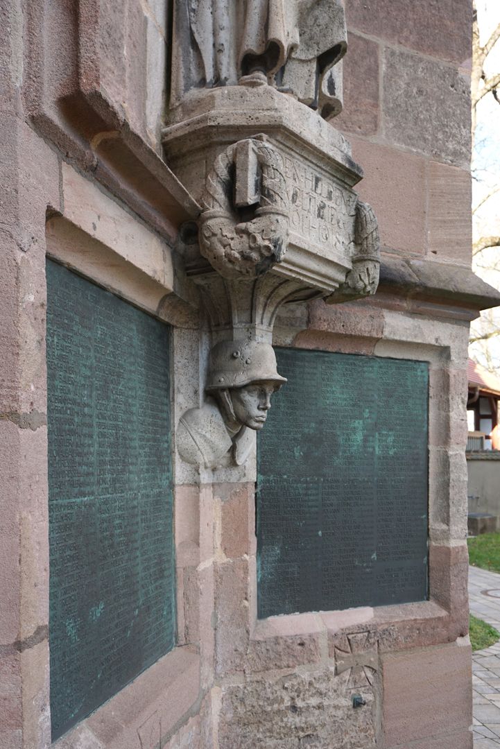 Kriegerdenkmal Tafeln mit den Namen der Gefallenen, seitliche Ansicht