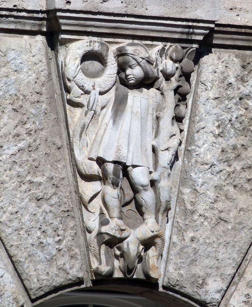 Ehemalige Zündapp-Werke Schlussstein des Fensters mit der Personifikation des Friedens im Erdgeschoss der Ostfassade