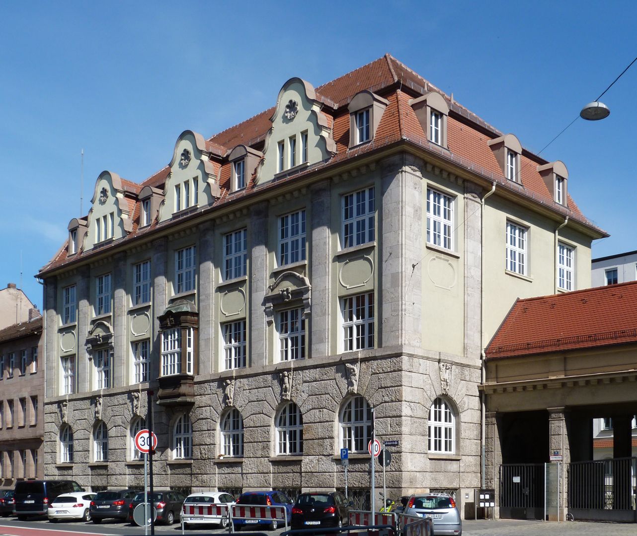 Ehemalige Zündapp-Werke Südfassade, rechts mit Werkseinfahrt