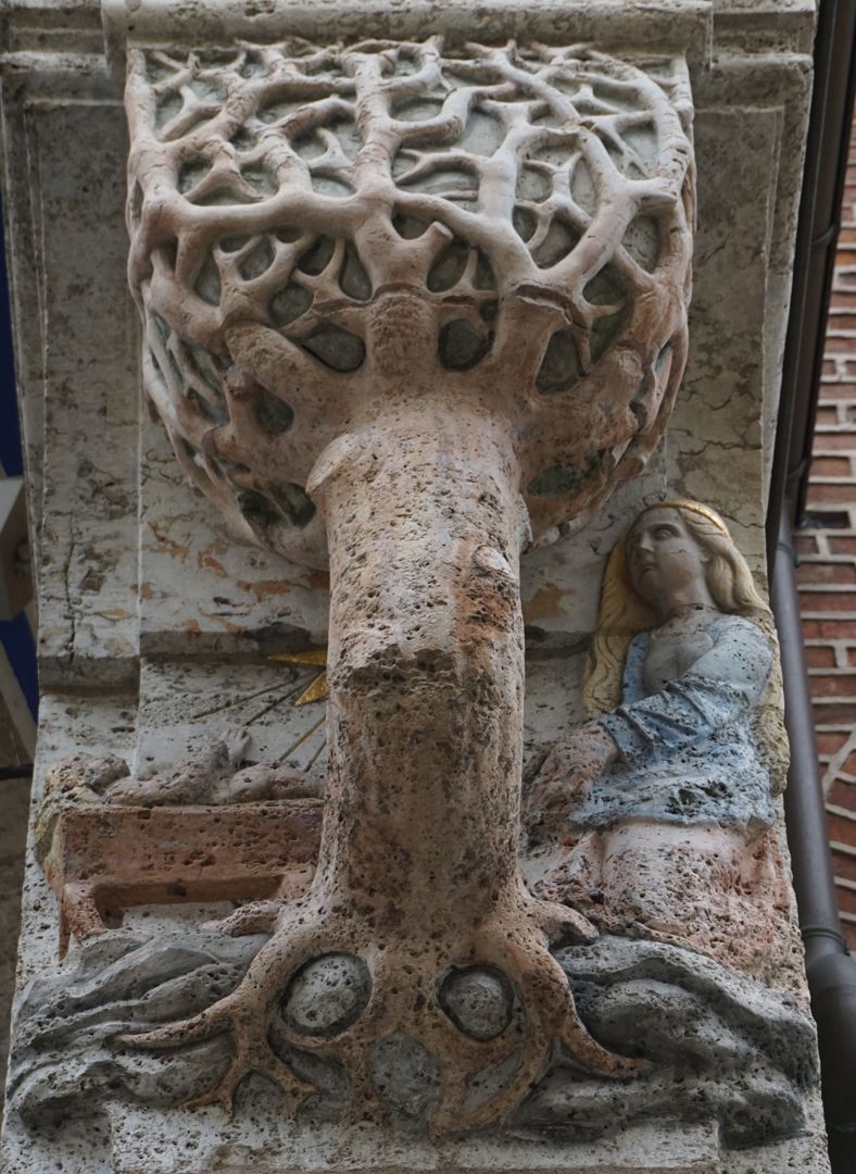 Portal an der Antoniuskirche rechtes Baumkapitell mit Geburtsszene