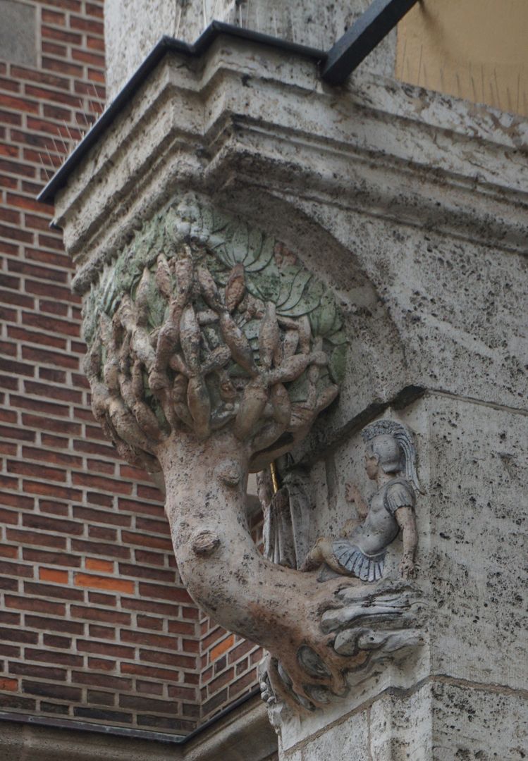 Portal an der Antoniuskirche linkes Baumkapitell mit Soldat, seitliche Ansicht
