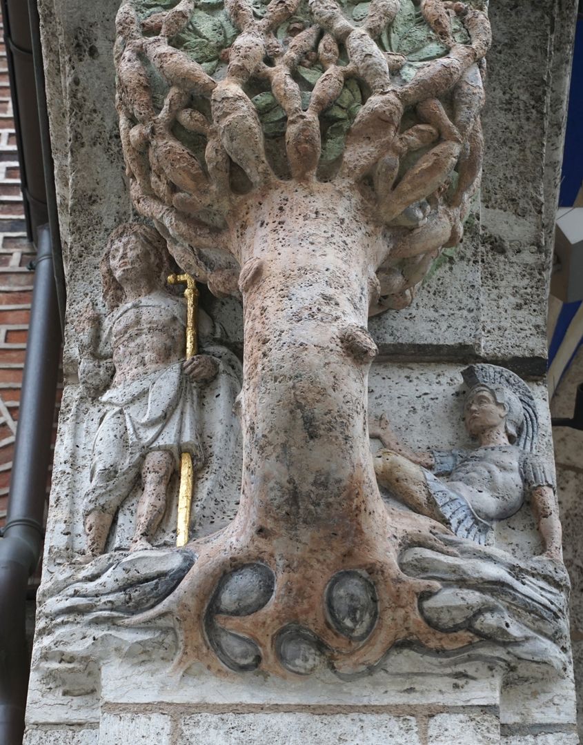 Portal an der Antoniuskirche linkes Baumkapitell mit Auferstandenen Christus und Soldat, Untersicht