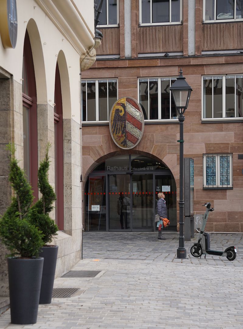 Kleines Stadtwappen Neues Rathaus, Westportal mit Gebäude der IHK
