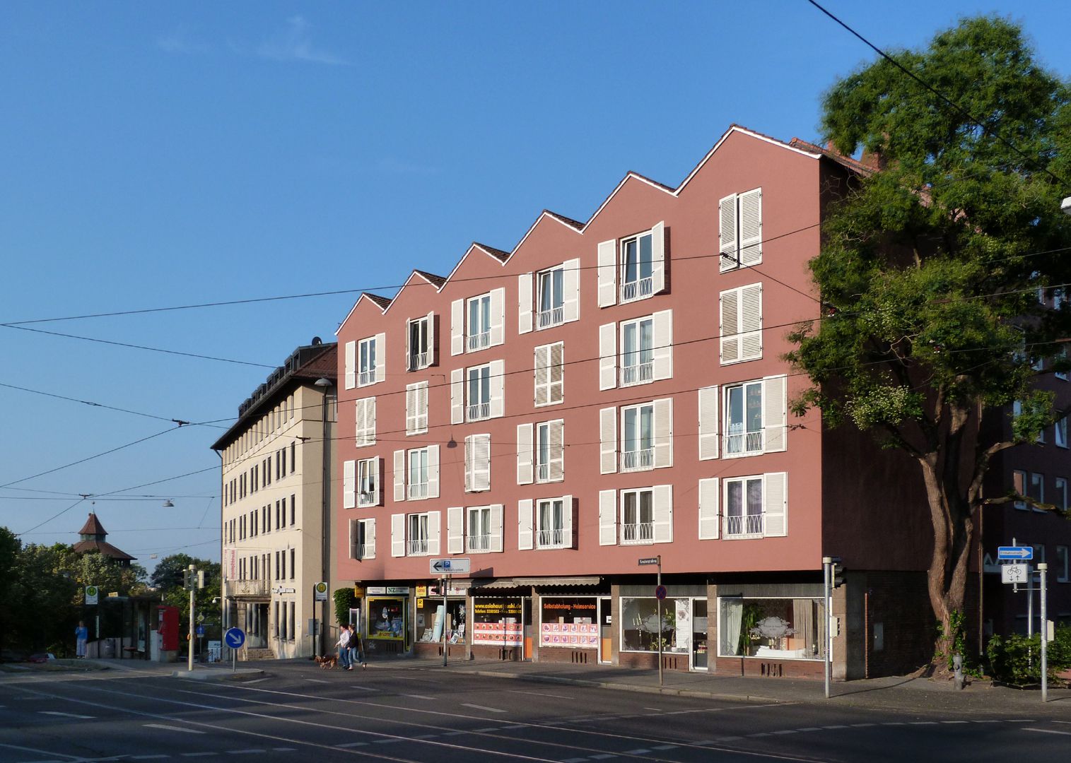 Wohn- und Geschäftshaus Fassade mit Blick zum Neutorturm