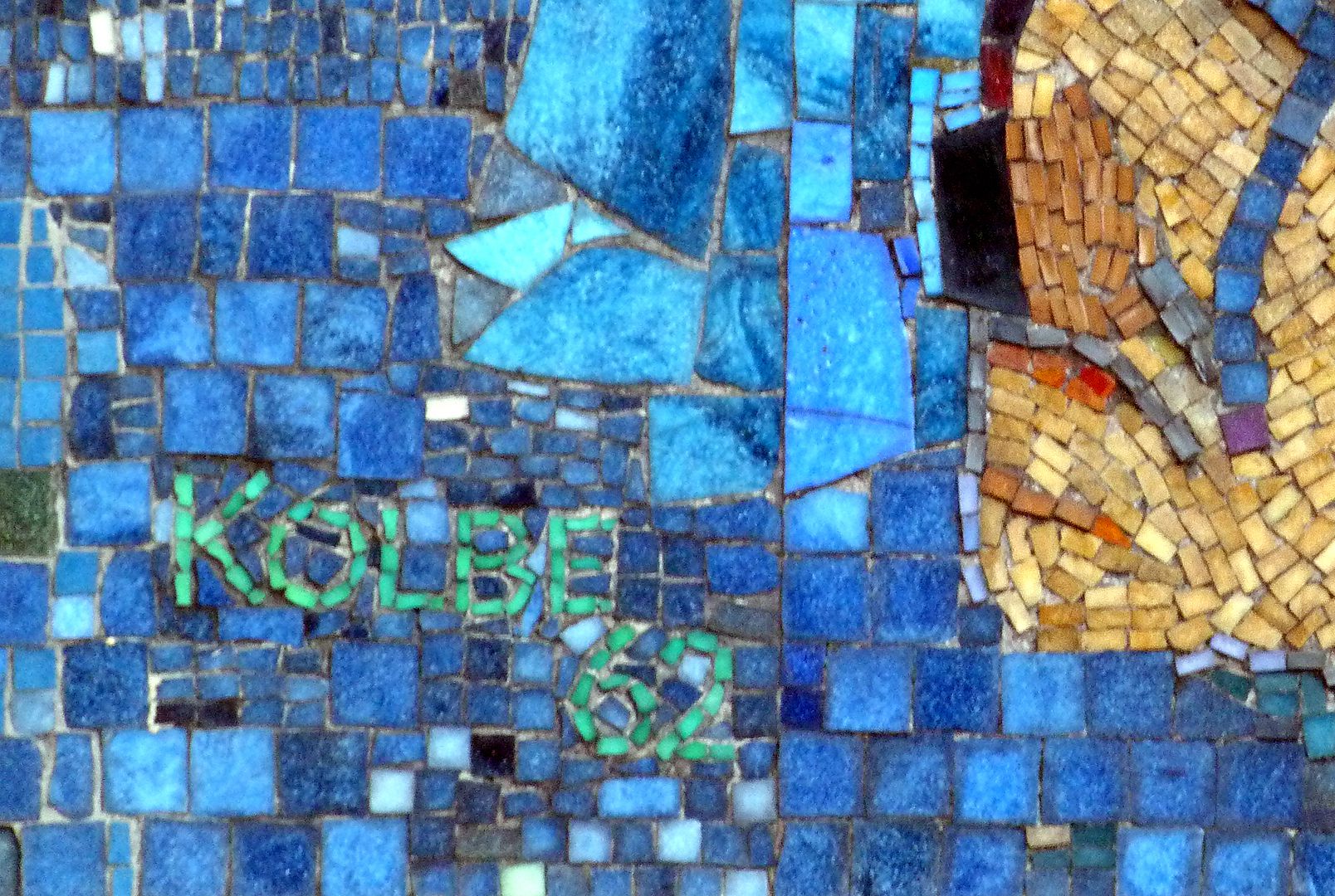 Mosaik am Hauptmarkt in Nürnberg Künstlersigantur und Datierung